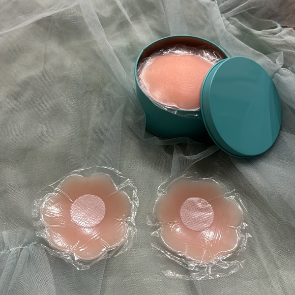 Box of 10 Pieces Reusable Invisible Self-Adhesive Nipple Covers - Picture 1 of 4